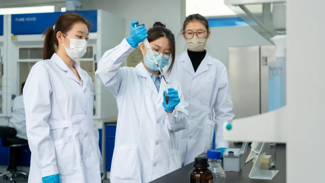 凸显‘应用为主 立地顶天’办学特色 专访化工专家李向东